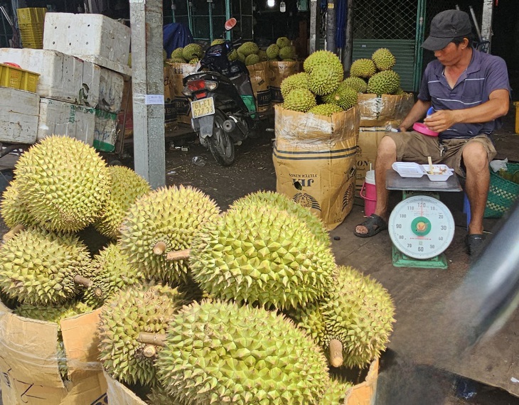 Sầu riêng 30.000 đồng/trái tràn xuống lề đường: Thực hư thế nào? - Ảnh 1.