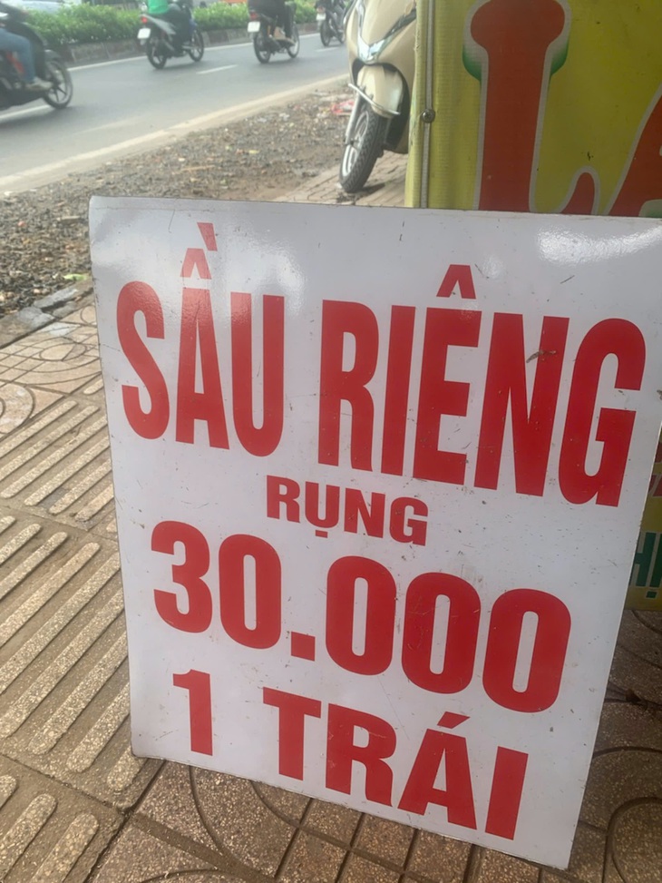 Sầu riêng 30.000 đồng/trái tràn xuống lề đường: Thực hư thế nào? - Ảnh 2.