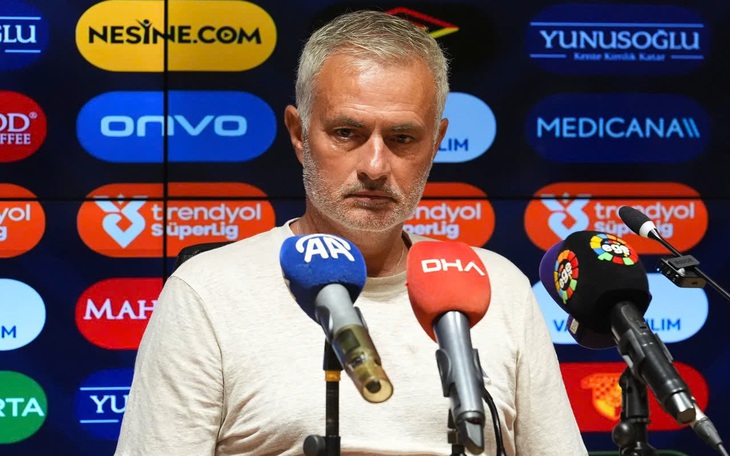 Mourinho bị chế giễu là 'Kẻ khóc lóc' vì bỏ về nhà sau thất bại - Ảnh 2.