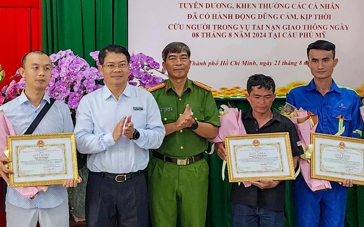 6 ô tô tông liên hoàn trên cầu Phú Mỹ, ùn tắc kéo dài - Ảnh 2.