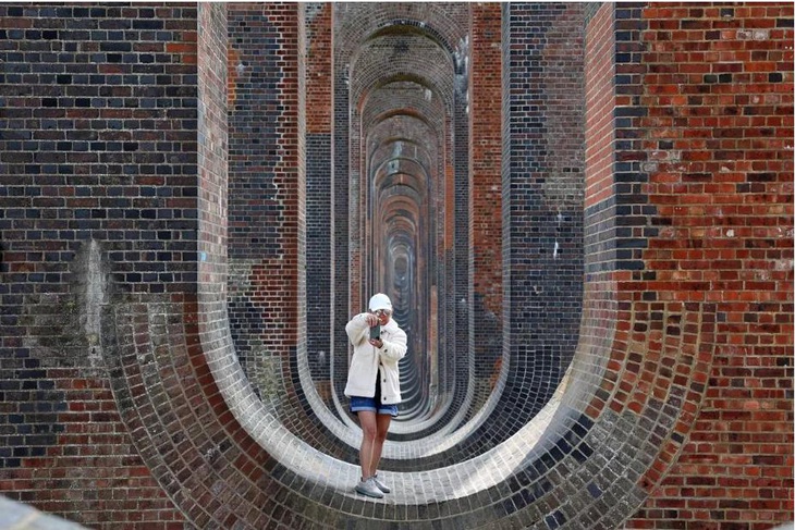 Cây cầu ảo giác Ouse Valley Viaduct hot rần rần trên Instagram  - Ảnh 1.