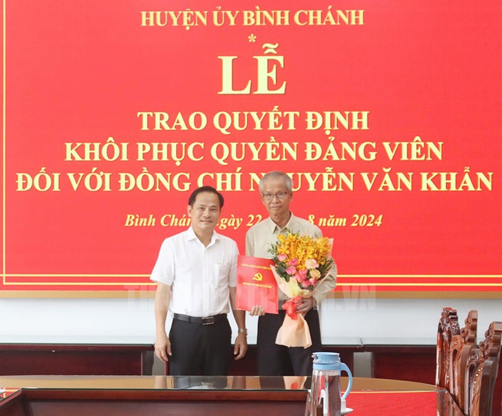 Ông Nguyễn Văn Khẩn nhận quyết định khôi phục quyền đảng viên sau gần 30 năm bị oan sai - Ảnh 1.