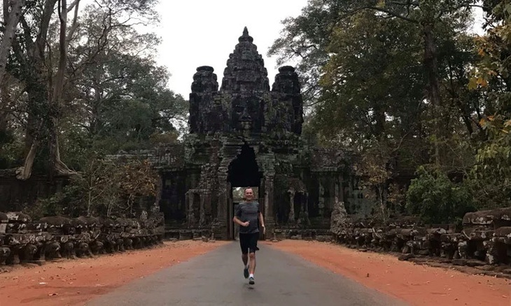 Bắt chước trò Temple Run, du khách chạy nhảy ở đền Angkor gây tranh cãi dữ dội - Ảnh 1.