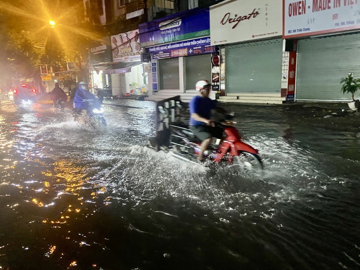 Hà Nội đang mưa to, cảnh báo ngập lụt nhiều tuyến phố - Ảnh 1.