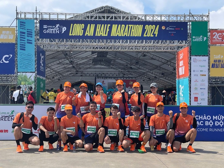 Mặc trời nắng nóng, các runner tưng bừng xuất phát tại GreenUP Marathon - Ảnh 5.