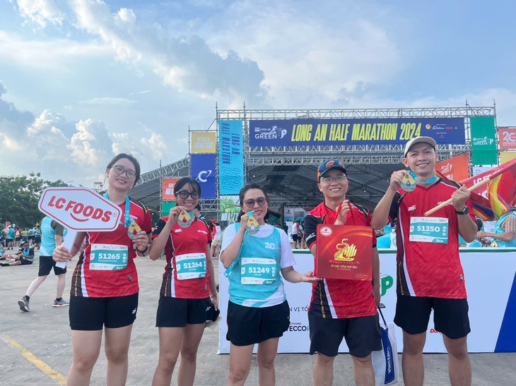 Mặc trời nắng nóng, các runner tưng bừng xuất phát tại GreenUP Marathon - Ảnh 4.