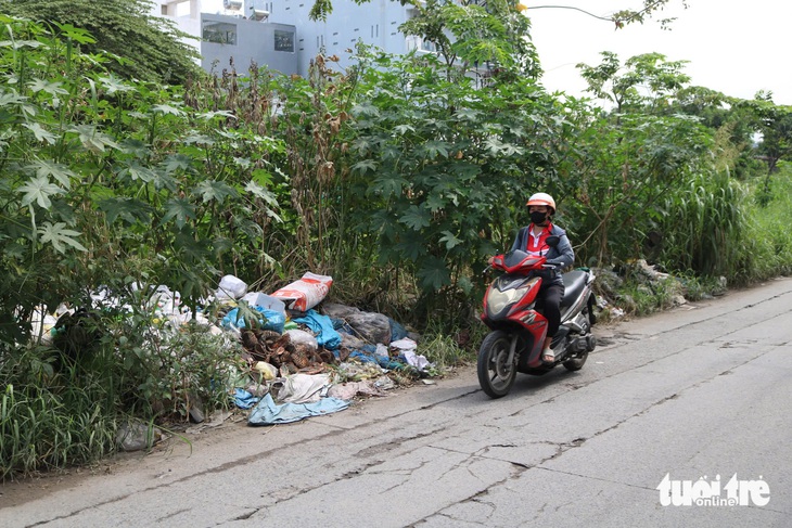 Đường Lương Ngọc Quyến ở Bình Thạnh xuống cấp, rác thải ‘bao vây’ - Ảnh 2.