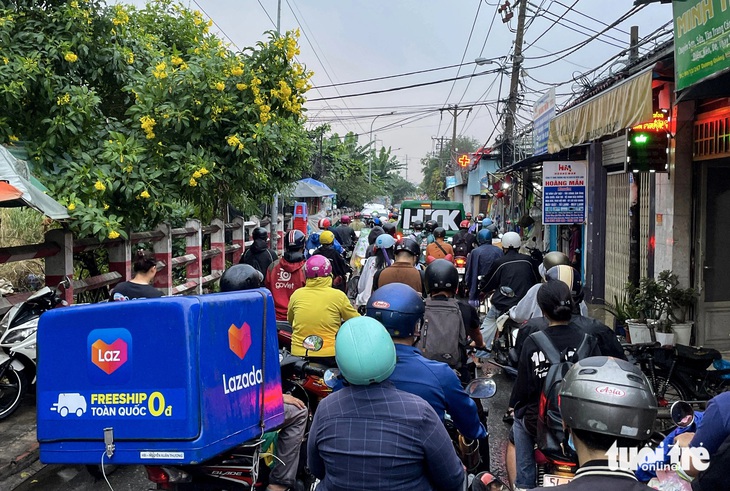 Bạn đọc phản ánh đường Lương Ngọc Quyến, quận Bình Thạnh xuống cấp, rác thải ‘bao vây’ - Ảnh 3.