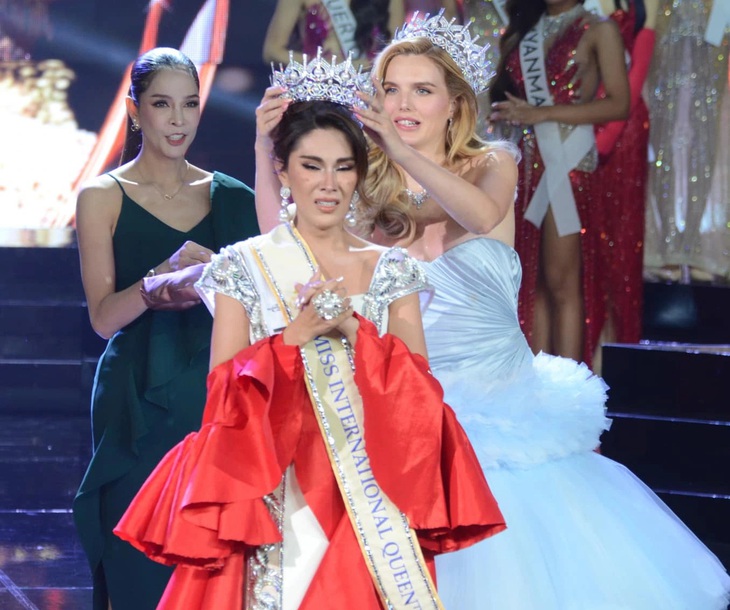 Nguyễn Tường San là á hậu 2, Peru giành vương miện Miss International Queen 2024 - Ảnh 2.