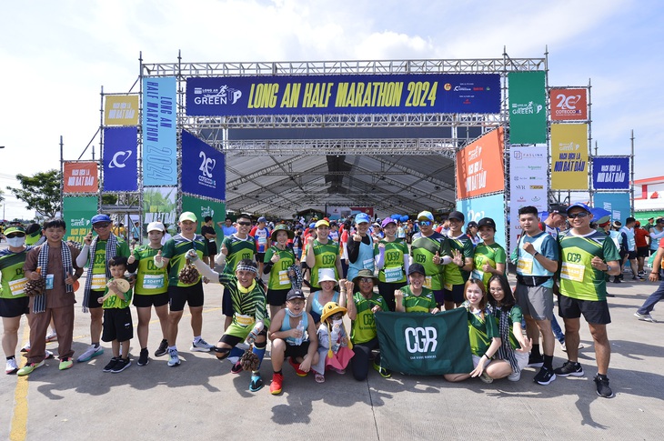 Mặc trời nắng nóng, các runner tưng bừng xuất phát tại GreenUP Marathon - Ảnh 8.