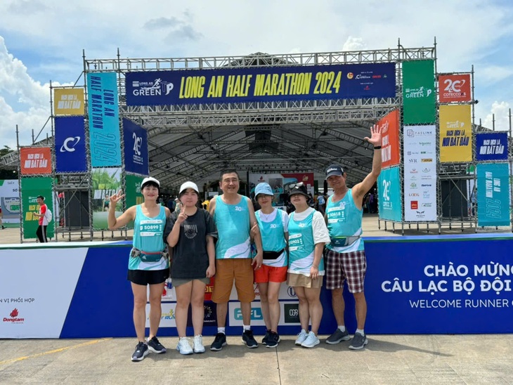 Mặc trời nắng nóng, các runner tưng bừng xuất phát tại GreenUP Marathon - Ảnh 6.