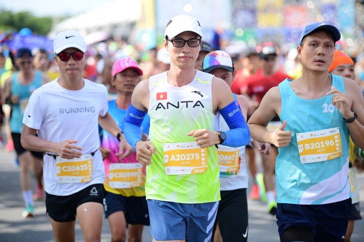 Mặc trời nắng nóng, các runner tưng bừng xuất phát tại GreenUP Marathon - Ảnh 11.