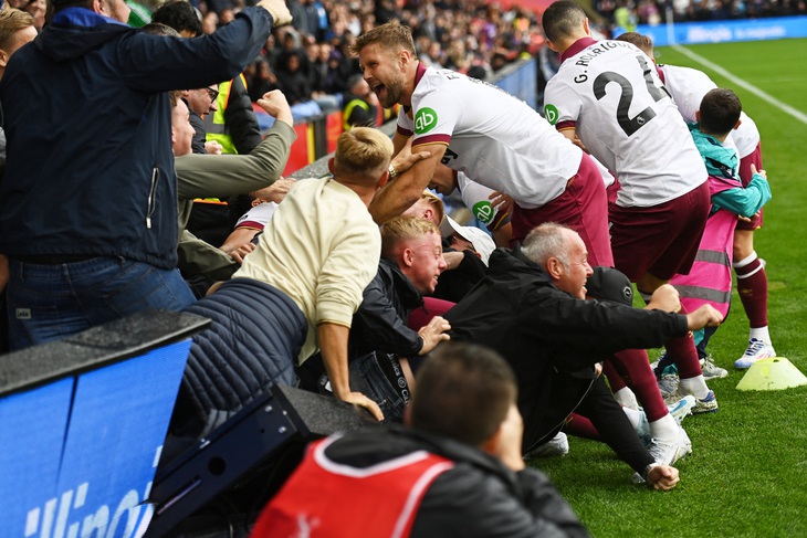 Sao West Ham được ca ngợi là 'người hùng' khi cứu cậu bé nhặt bóng thoát nạn - Ảnh 3.