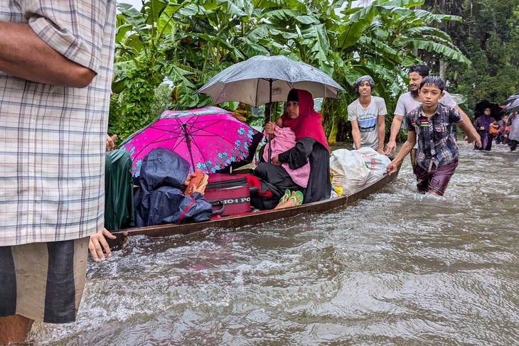 Mưa lớn gây lũ lụt ở Bangladesh, 15 người thiệt mạng - Ảnh 2.