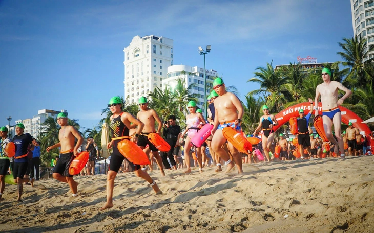 400 vận động viên bơi từ đảo Lớn sang đảo Bé tại giải bơi vượt biển Lý Sơn Cross Island 2026 - Ảnh 18.