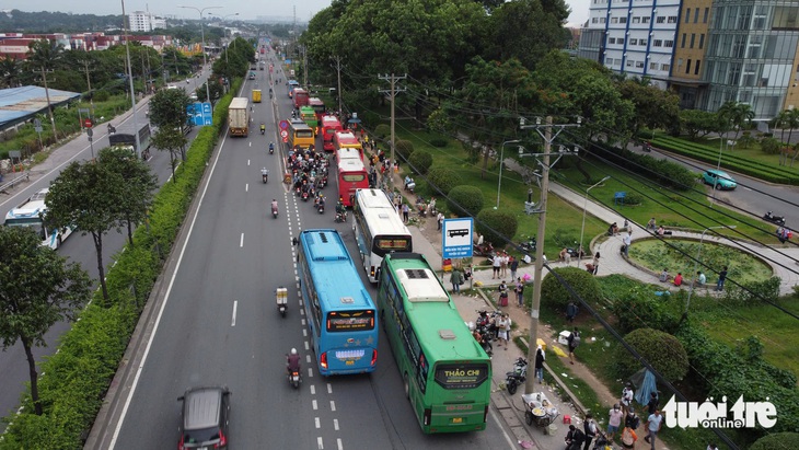 Cảnh sát giao thông kiến nghị bỏ điểm đón, trả khách trên quốc lộ 1 - Ảnh 1.