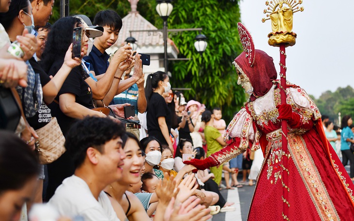 Phú Quốc đón tàu du thuyền đưa hơn 2.000 khách quốc tế đến chơi - Ảnh 2.