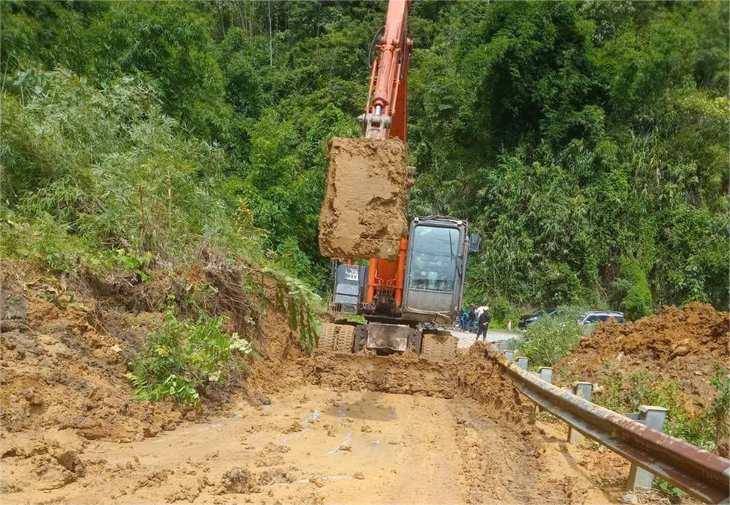 Thông tuyến quốc lộ 15C, đường lên huyện Mường Lát hết tắc - Ảnh 2.