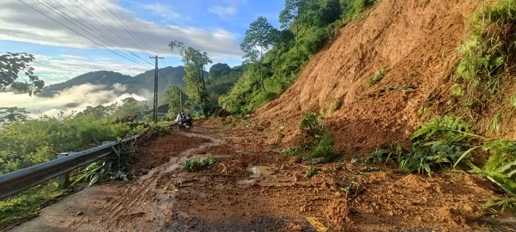 Sạt lở nghiêm trọng trên quốc lộ 15C, đường lên Mường Lát đang bị tắc - Ảnh 4.