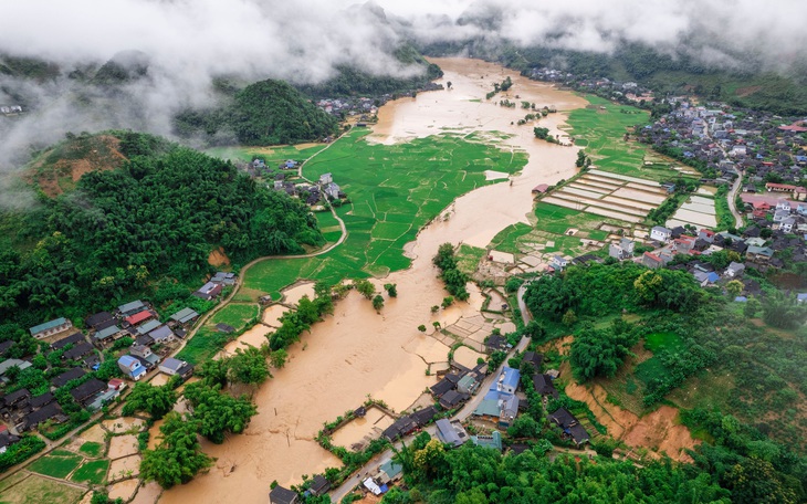 Các ổ mây đang phát triển, cảnh báo mưa dông, sét nội thành Hà Nội - Ảnh 2.