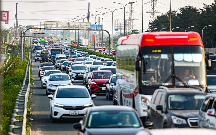 Về quê nghỉ lễ, tài xế 'thót tim' khi xe vỡ lốp giữa cao tốc, CSGT hỗ trợ bằng mô tô đặc chủng - Ảnh 2.