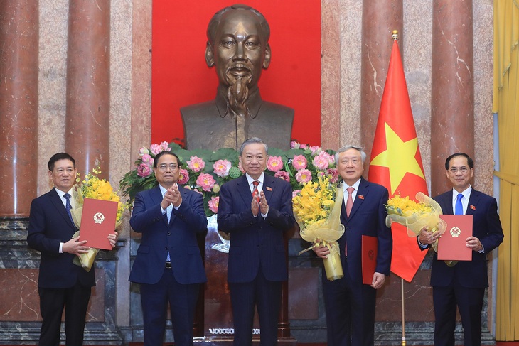 Tổng Bí thư, Chủ tịch nước Tô Lâm trao quyết định bổ nhiệm 3 phó thủ tướng, 2 bộ trưởng - Ảnh 1.