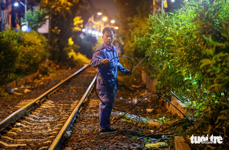 Hơn 70 người thức đêm nối và gom cáp viễn thông sau sự cố ‘níu toa tàu’ - Ảnh 14.