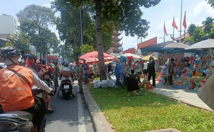 Tràn ra đường chèo kéo mua hoa, gấu bông dịp lễ tốt nghiệp - Ảnh 1.