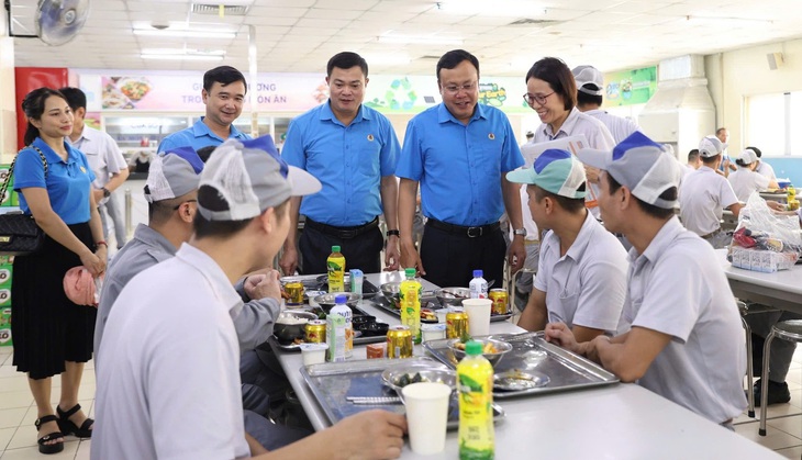 Công nhân khoe bữa cơm công đoàn, 'độc lạ Bình Dương' có cả tôm càng, món chay, trà sữa - Ảnh 2.