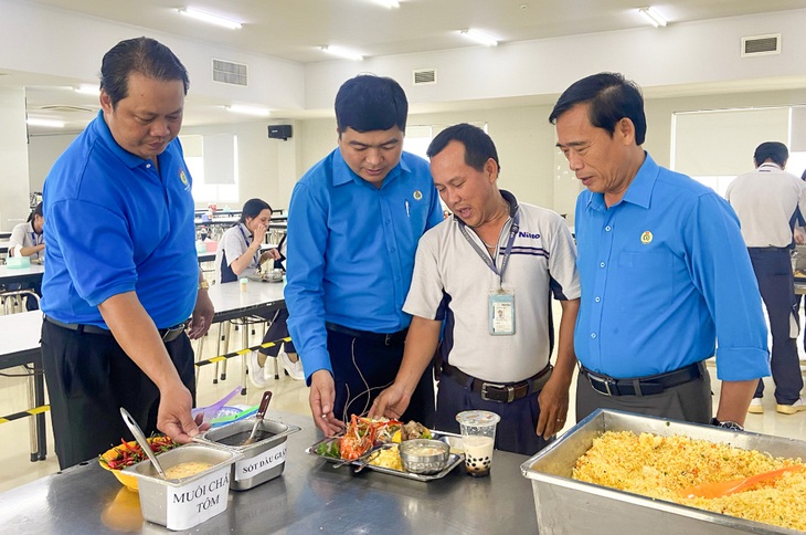 Công nhân khoe bữa cơm 'độc lạ Bình Dương' có cả tôm càng, món chay, trà sữa - Ảnh 1.