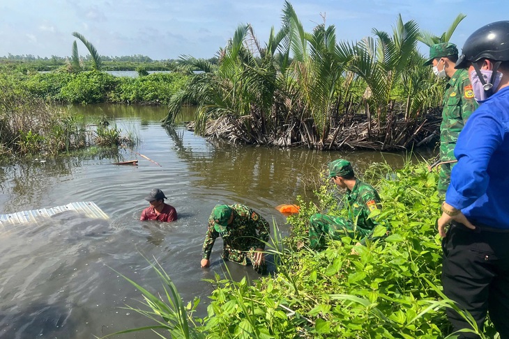 Mưa bão kèm theo dông lốc làm sập và tốc mái 10 căn nhà - Ảnh 2.