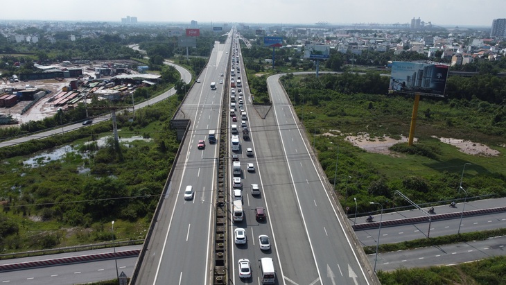 Hàng ngàn xe nối đuôi nhau nhích từng chút khó khăn trên cao tốc vào ngày cuối tuần - Ảnh: MINH HÒA