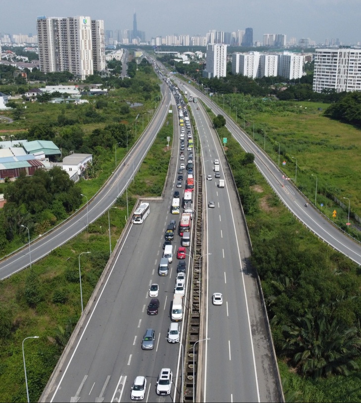 Dòng xe ùn ứ kéo dài từ nút giao An Phú đến trạm thu phí Long Phước vào sáng 3-8 - Ảnh: MINH HÒA