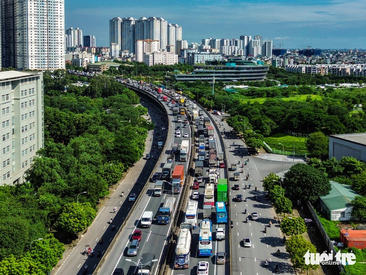 Người dân ùn ùn rời Hà Nội nghỉ lễ, xe cứu thương cũng 'bất lực' vì làn khẩn cấp bị chiếm dụng - Ảnh 2.