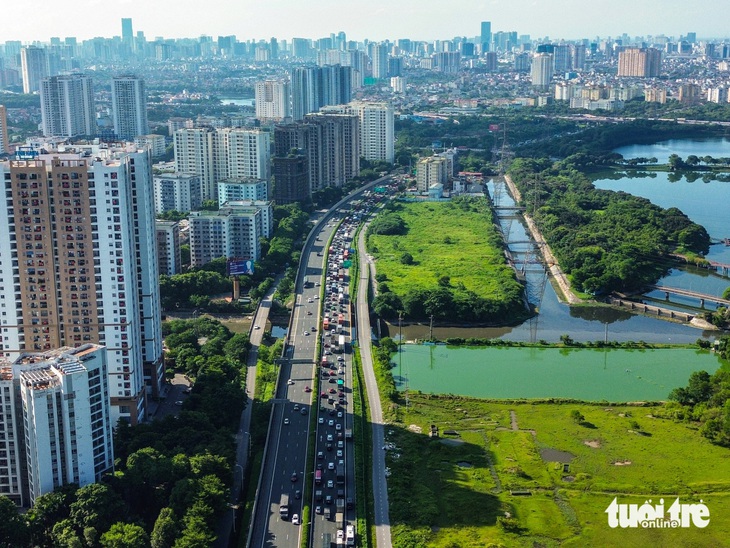 Người dân ùn ùn rời Hà Nội nghỉ lễ, xe cứu thương cũng 'bất lực' vì làn khẩn cấp bị chiếm dụng - Ảnh 5.