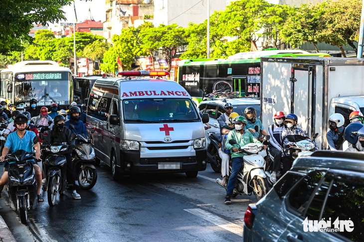 Người dân ùn ùn rời Hà Nội nghỉ lễ, xe cứu thương cũng 'bất lực' vì làn khẩn cấp bị chiếm dụng - Ảnh 7.