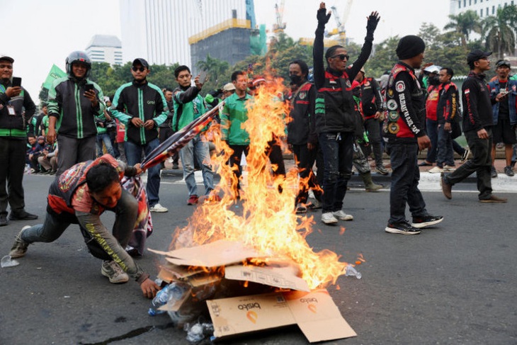 Indonesia: Hơn 1.000 tài xế Grab và Gojek đình công vì thu nhập thấp - Ảnh 1.