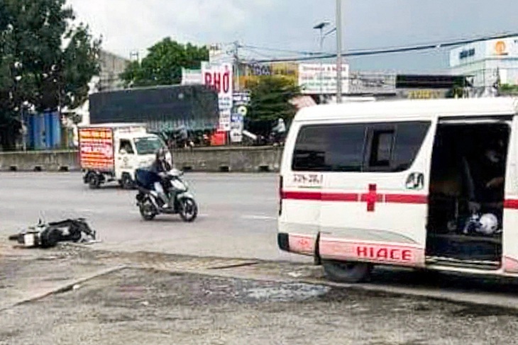 Cho xe tông vào vách núi để tránh gây tai nạn, bao nhiêu tài xế chọn cách này? - Ảnh 1.