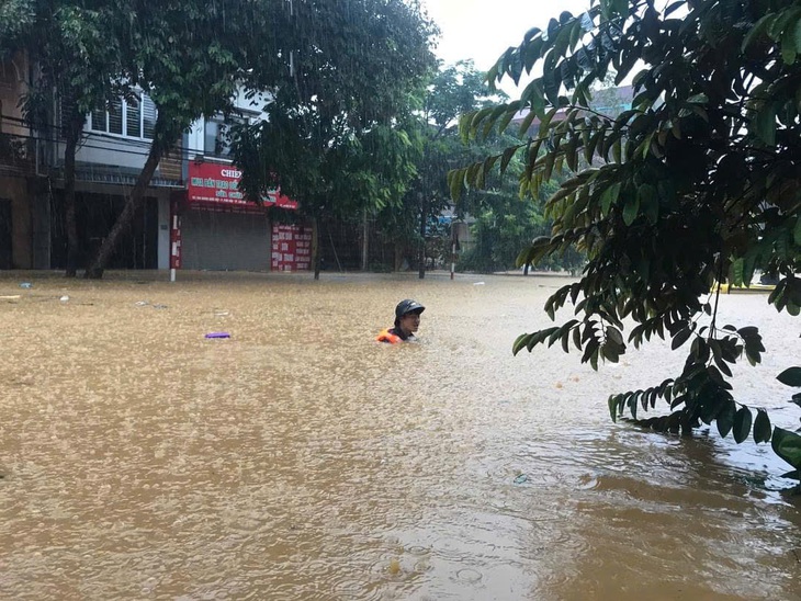 Thành phố Lào Cai ngập sâu cả mét sau cơn mưa như trút - Ảnh 9.