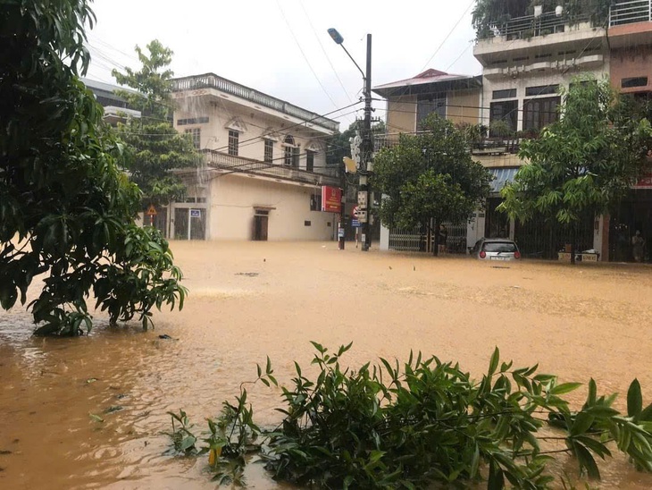 Thành phố Lào Cai ngập sâu cả mét sau cơn mưa như trút - Ảnh 8.