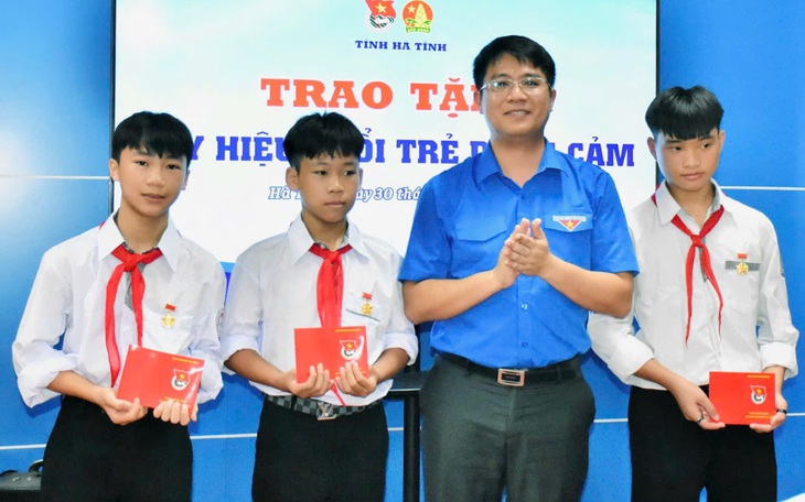 Trao Huy hiệu Tuổi trẻ dũng cảm cho nhóm học sinh cứu 2 em nhỏ bị nước cuốn - Ảnh 2.