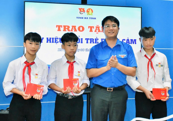 Trao huy hiệu Tuổi trẻ dũng cảm cho 3 học sinh cứu 2 em nhỏ đuối nước - Ảnh 1.