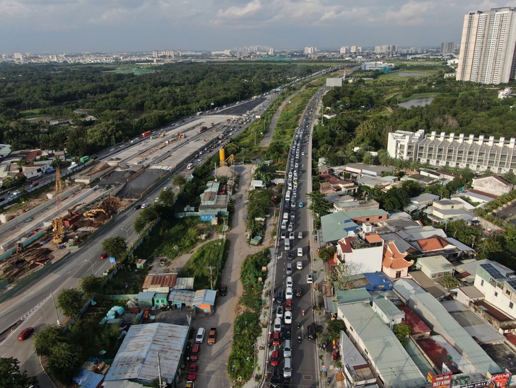 Người dân tranh thủ về quê, du lịch, cửa ngõ TP.HCM đông dần dịp đầu lễ 2-9 - Ảnh 8.