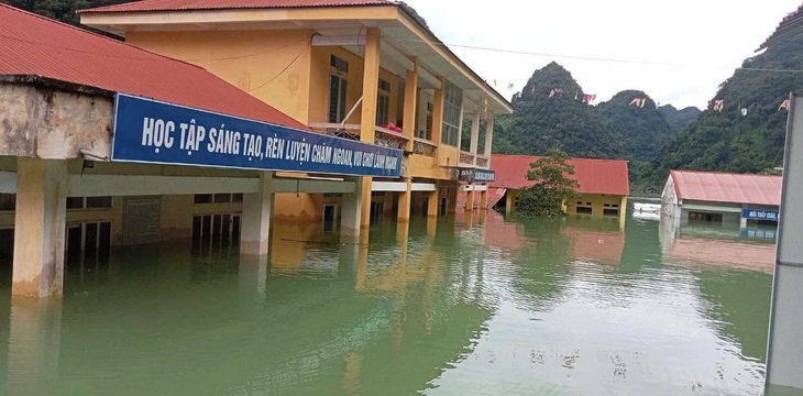 Gặp thầy hiệu trưởng bơi vào trường khi lũ dâng cao - Ảnh 2.