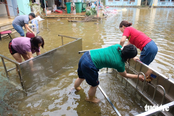 Lớp học tang hoang sau lũ - Ảnh 13.