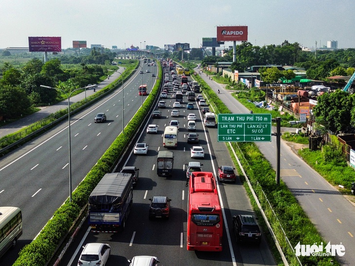 Ùn ùn rời Hà Nội nghỉ lễ, đi từ sáng sớm cũng không thoát cảnh tắc đường - Ảnh 16.