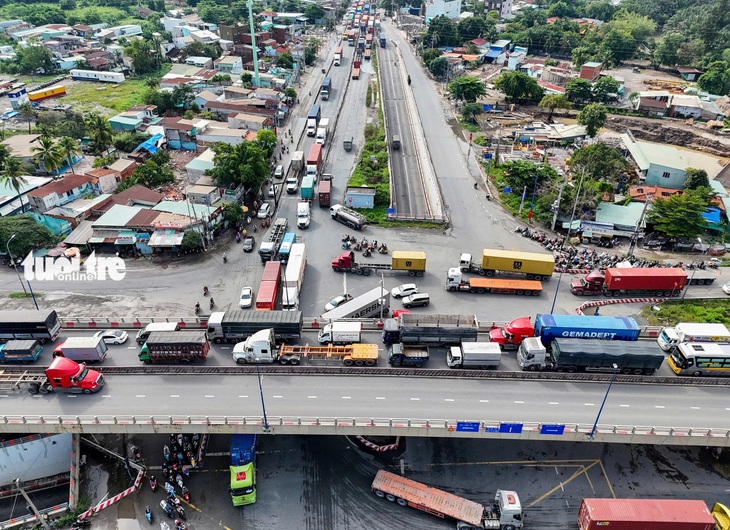 Dân ùn ùn đi nghỉ lễ, cao tốc TP.HCM - Long Thành liên tục đóng rồi mở - Ảnh 9.