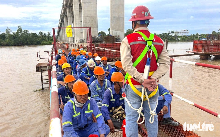 Hơn 500 công nhân thi công xuyên lễ tại dự án cầu Rạch Miễu 2 - Ảnh 1.