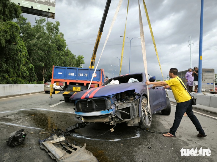 ‘Siêu xe’ tông hộ lan đường Mai Chí Thọ, bánh và bộ phận xe văng vài chục mét - Ảnh 1.