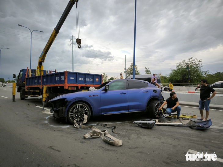 ‘Siêu xe’ tông hộ lan đường Mai Chí Thọ, bánh và bộ phận xe văng vài chục mét - Ảnh 5.